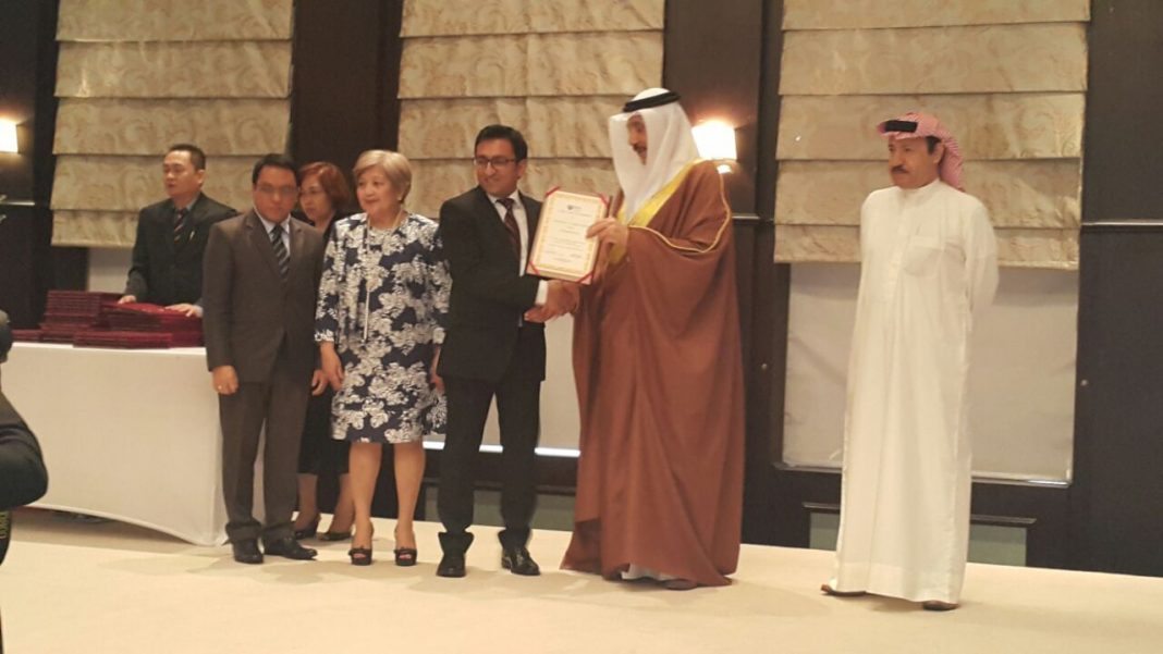 Sachin Dutta – Head of Human Resources – receiving an award from His Excellency Mr. Jameel bin Mohammed Ali Humaidan
