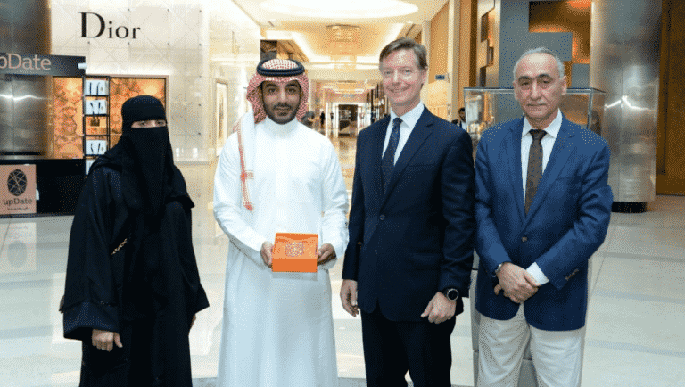MODA Mall’s mid-Ramadan winner takes home a a sparkling rose gold and diamond encrusted cuff