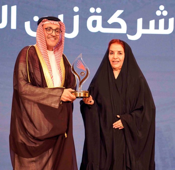 Zain Bahrain Managing Director,Mohammed Abdulla Zainalabedin receiving HRH Princess Sabeeka bintEbrahim Al-Khalifa Bahraini Women Empowerment Award