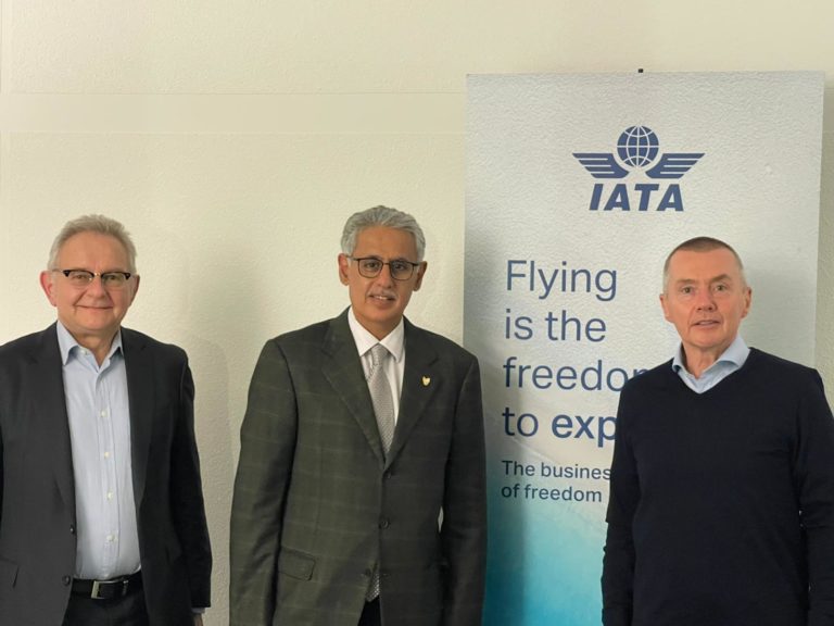 Minister of Industry, Commerce and Tourism and Gulf Air’s Chairman meets with Director General of IATA
