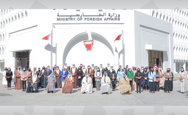 Foreign Minister confers ‘Prince Salman bin Hamad Medical Merit’ upon Ministry’s employees