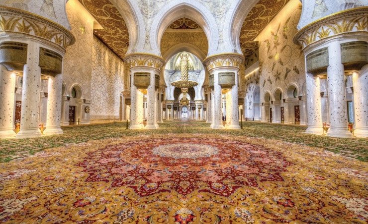Sheikh Zayed Grand Mosque houses world’s largest hand-knotted carpet