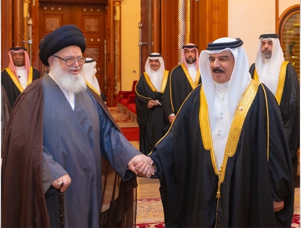 HM King receives Samahat Al Sayyed Abdulla Al Ghuraifi