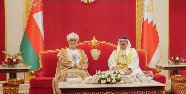 HM King welcomes HM Sultan of Oman on arrival to Bahrain