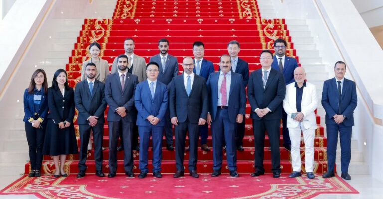 Industry Minister Explores Huawei’s Innovations in China
